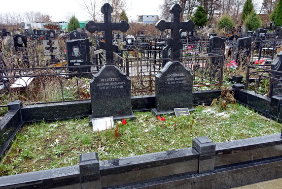 Одинаковые памятники из гранита без цветников