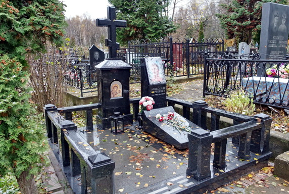 Сложный гранитный комплекс с православным крестом на постаменте.